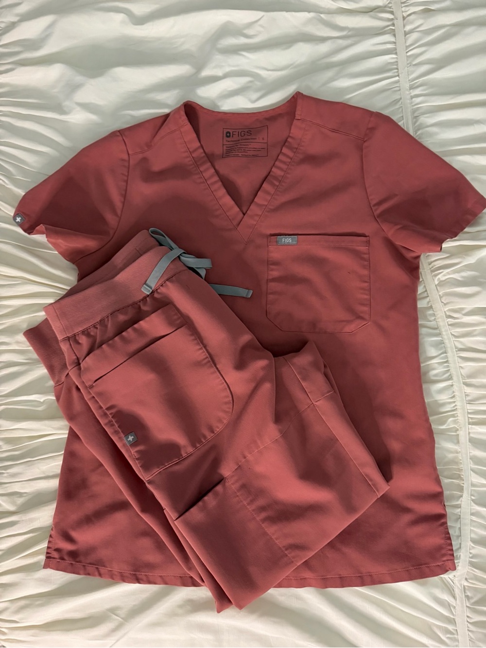 Figs Women’s Scrub Top & Jogger Pants Set — Rose